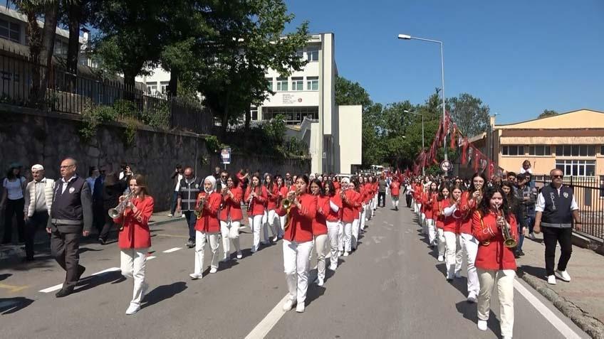 Her yer kırmızı- beyaza büründü Yurdun dört bir yanında 19 Mayıs coşkusu