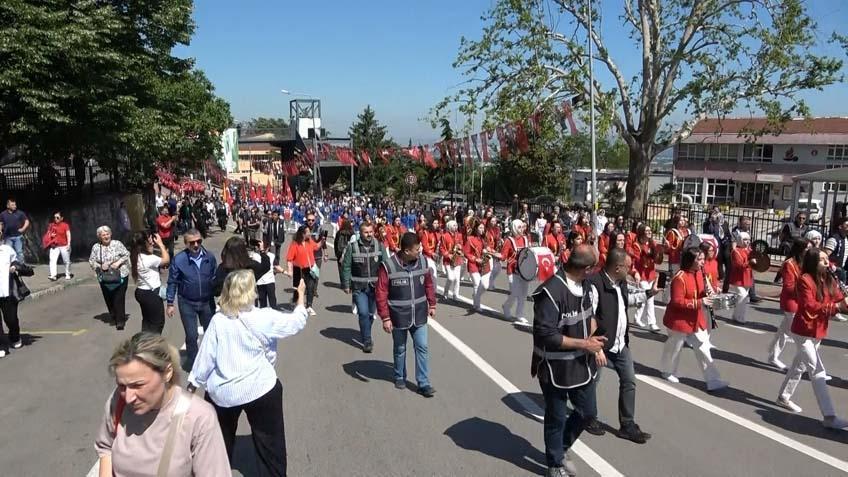 Her yer kırmızı- beyaza büründü Yurdun dört bir yanında 19 Mayıs coşkusu