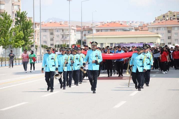 Her yer kırmızı- beyaza büründü Yurdun dört bir yanında 19 Mayıs coşkusu