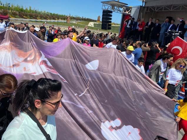 Her yer kırmızı- beyaza büründü Yurdun dört bir yanında 19 Mayıs coşkusu