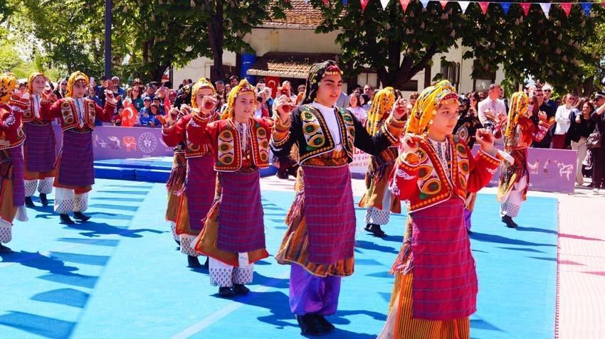 Her yer kırmızı- beyaza büründü Yurdun dört bir yanında 19 Mayıs coşkusu