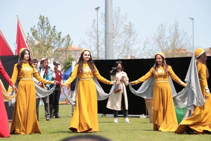 Her yer kırmızı- beyaza büründü Yurdun dört bir yanında 19 Mayıs coşkusu