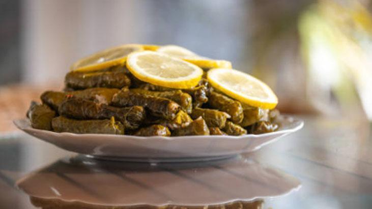 Kışın sarma sarmak isteyen yazdan saklasın Tuza gerek yok, yapraklar ilk günki gibi Kışın sarma sarmak isteyen yazdan saklasın Tuza gerek yok, yapraklar ilk günki gibi