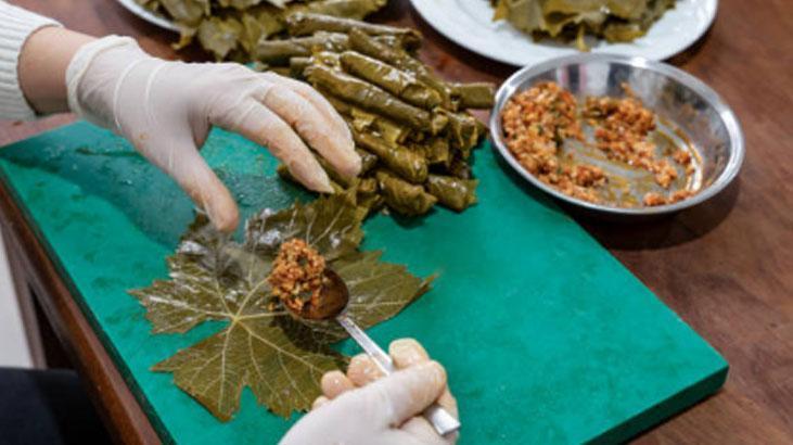Kışın sarma sarmak isteyen yazdan saklasın Tuza gerek yok, yapraklar ilk günki gibi Kışın sarma sarmak isteyen yazdan saklasın Tuza gerek yok, yapraklar ilk günki gibi