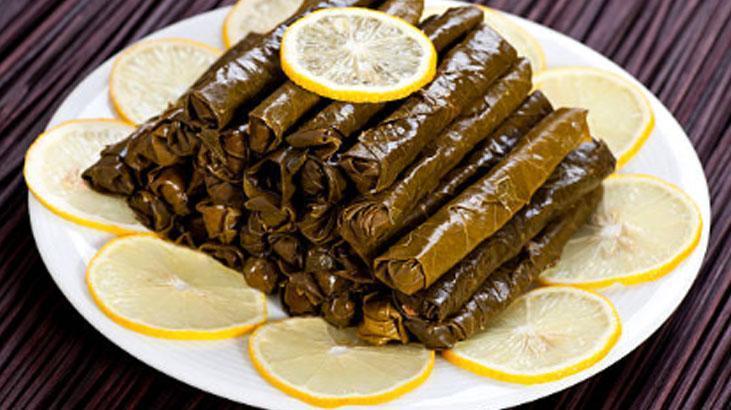 Kışın sarma sarmak isteyen yazdan saklasın Tuza gerek yok, yapraklar ilk günki gibi Kışın sarma sarmak isteyen yazdan saklasın Tuza gerek yok, yapraklar ilk günki gibi
