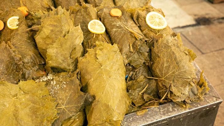 Kışın sarma sarmak isteyen yazdan saklasın Tuza gerek yok, yapraklar ilk günki gibi Kışın sarma sarmak isteyen yazdan saklasın Tuza gerek yok, yapraklar ilk günki gibi