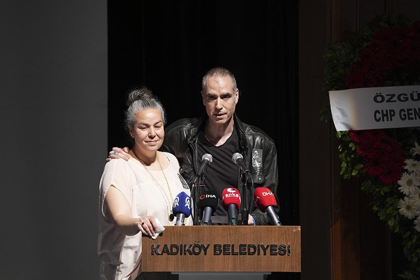 Usta sanatçı gözyaşlarıyla uğurlandı İlhan Şeşen toprağa verildi