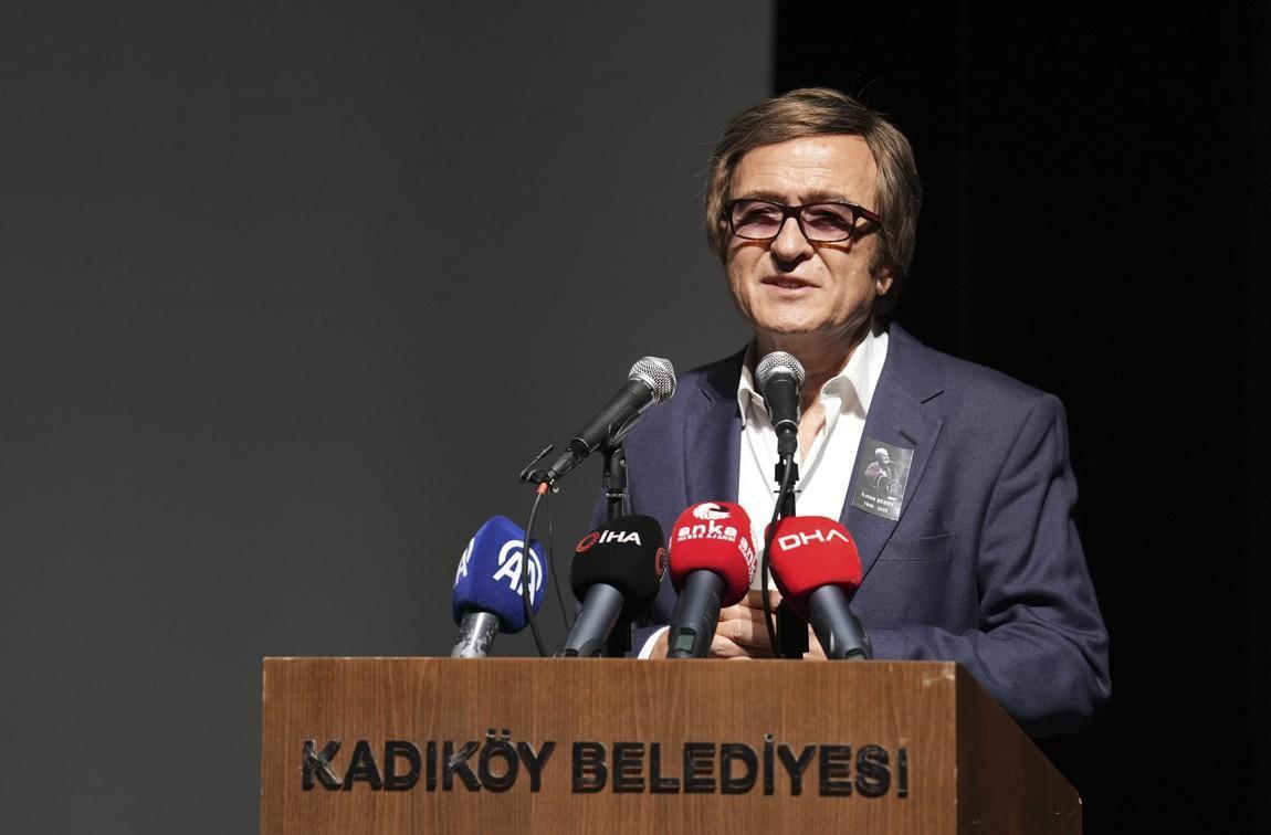Usta sanatçı gözyaşlarıyla uğurlandı İlhan Şeşen toprağa verildi