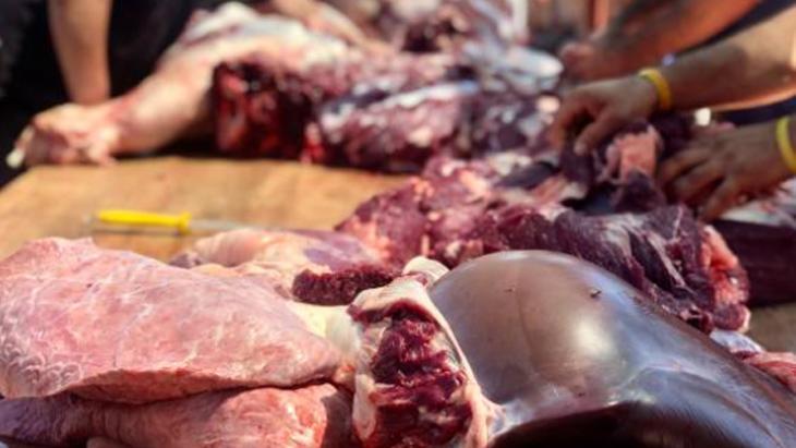 Memlekette kesilen kurban etinin imdadına koşuyor Poşetin arasına koyan yaşadı Memlekette kesilen kurban etinin imdadına koşuyor Poşetin arasına koyan yaşadı