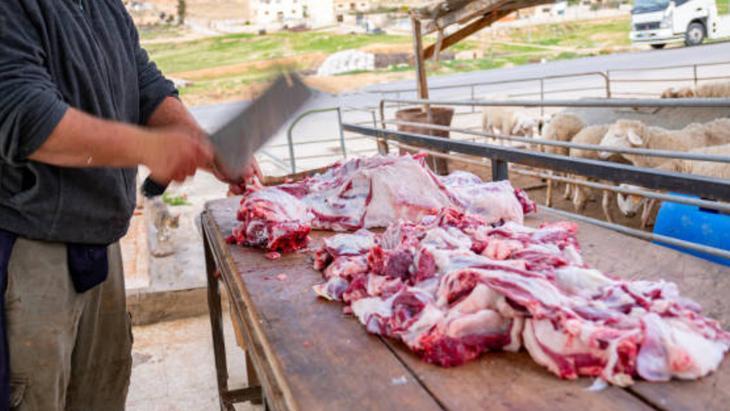 Memlekette kesilen kurban etinin imdadına koşuyor Poşetin arasına koyan yaşadı Memlekette kesilen kurban etinin imdadına koşuyor Poşetin arasına koyan yaşadı