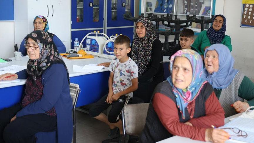 75 yaşında 17 toruna sahip Adanalı nineler hayallerinin peşinden gidiyor