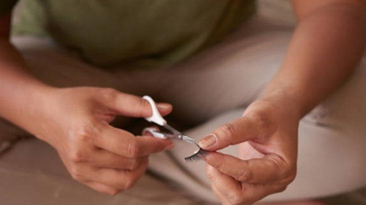 Maskülen görünmek için kirpikleri kesmeyin Hızla trend oldu: Kalıcı hasar bırakıyor Maskülen görünmek için kirpikleri kesmeyin Hızla trend oldu: Kalıcı hasar bırakıyor