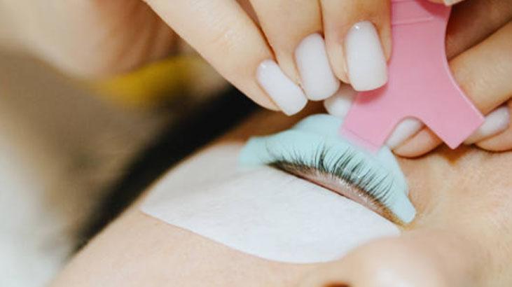 Maskülen görünmek için kirpikleri kesmeyin Hızla trend oldu: Kalıcı hasar bırakıyor Maskülen görünmek için kirpikleri kesmeyin Hızla trend oldu: Kalıcı hasar bırakıyor