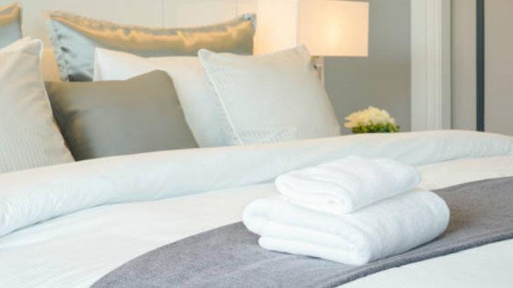 Otel yataklarındaki örtü sadece süs değil Bakın ne işe yarıyormuş, hijyen için birebir Otel yataklarındaki örtü sadece süs değil Bakın ne işe yarıyormuş, hijyen için birebir