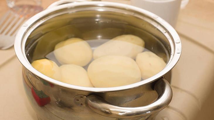 Patatesin başında bekleme derdi yok 1 kaşık tereyağı koyun, sonucu görün Patatesin başında bekleme derdi yok 1 kaşık tereyağı koyun, sonucu görün