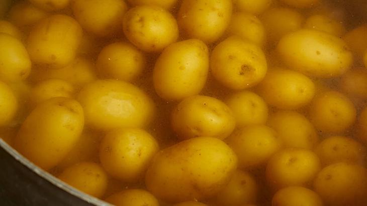 Patatesin başında bekleme derdi yok 1 kaşık tereyağı koyun, sonucu görün Patatesin başında bekleme derdi yok 1 kaşık tereyağı koyun, sonucu görün