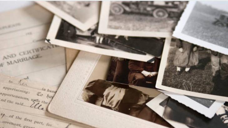 Yapışmış fotoğrafları bir çırpıda kurtarın Hasar vermiyor, azıcık su yeter Yapışmış fotoğrafları bir çırpıda kurtarın Hasar vermiyor, azıcık su yeter