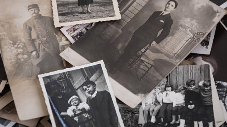 Yapışmış fotoğrafları bir çırpıda kurtarın Hasar vermiyor, azıcık su yeter Yapışmış fotoğrafları bir çırpıda kurtarın Hasar vermiyor, azıcık su yeter
