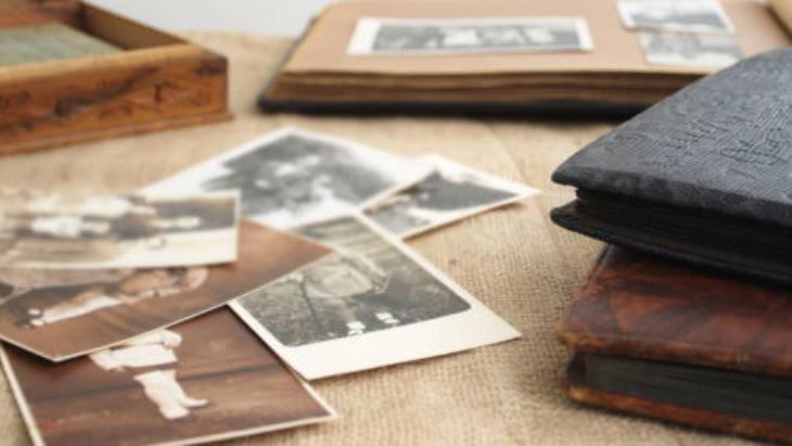 Yapışmış fotoğrafları bir çırpıda kurtarın Hasar vermiyor, azıcık su yeter Yapışmış fotoğrafları bir çırpıda kurtarın Hasar vermiyor, azıcık su yeter