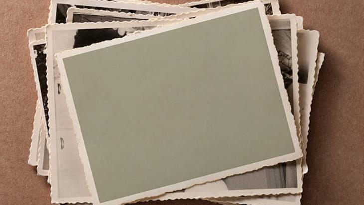 Yapışmış fotoğrafları bir çırpıda kurtarın Hasar vermiyor, azıcık su yeter Yapışmış fotoğrafları bir çırpıda kurtarın Hasar vermiyor, azıcık su yeter