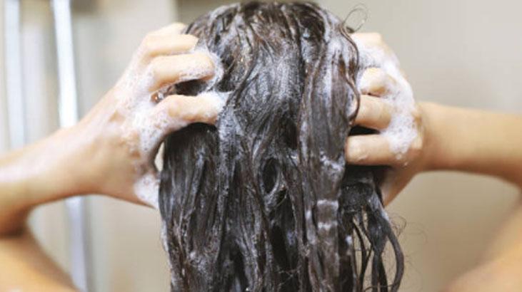 Saç kırıklarından fırçayla kurtuldu Şampuanı eşit dağıtıyor: Artık gür ve canlı