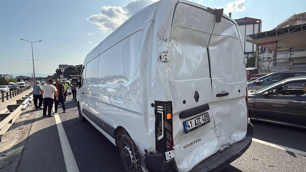 D-100 karayolunun Kocaeli bölümünde meydana gelen trafik kazası ulaşımı engelledi.