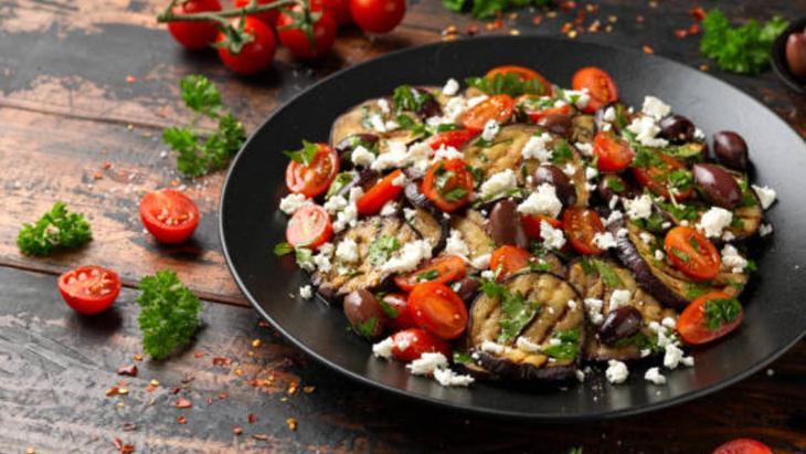 KÖZLENMİŞ PATLICAN SALATASI TARİFİNİN SERVİS ÖNERİSİ KÖZLENMİŞ PATLICAN SALATASI TARİFİNİN SERVİS ÖNERİSİ