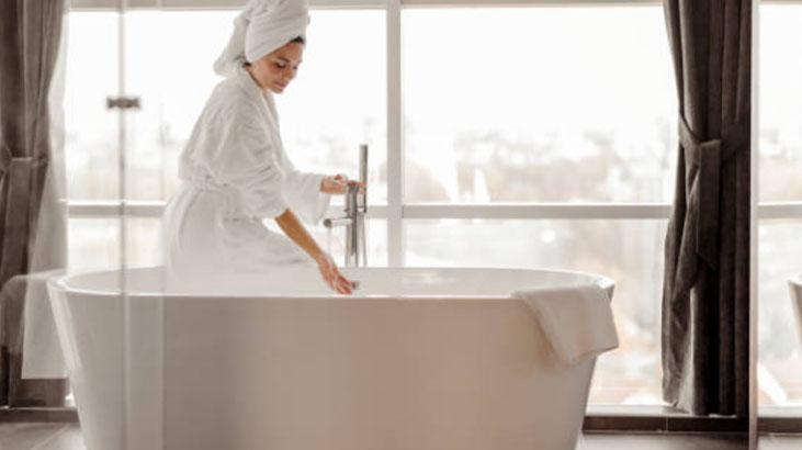 Duş suyuna 1 damla ekleyince spa etkisi yaratıyor Eve hamamı getirin, faydası çok Duş suyuna 1 damla ekleyince spa etkisi yaratıyor Eve hamamı getirin, faydası çok