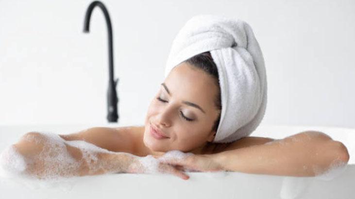 Duş suyuna 1 damla ekleyince spa etkisi yaratıyor Eve hamamı getirin, faydası çok Duş suyuna 1 damla ekleyince spa etkisi yaratıyor Eve hamamı getirin, faydası çok