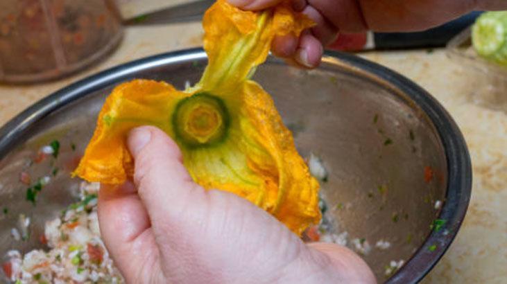 MasterChef’te düello kabak çiçeğiyle alev aldı Tadı olay oldu, tarifi burada MasterChef’te düello kabak çiçeğiyle alev aldı Tadı olay oldu, tarifi burada