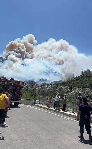 İzmir’in orman yangını 5 mahalle tahliye ediliyor