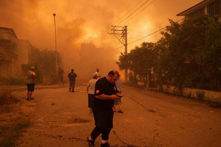 İzmir’in orman yangını 5 mahalle tahliye ediliyor