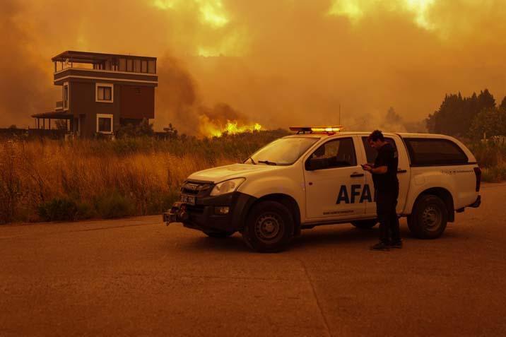 İzmir’in orman yangını 5 mahalle tahliye ediliyor