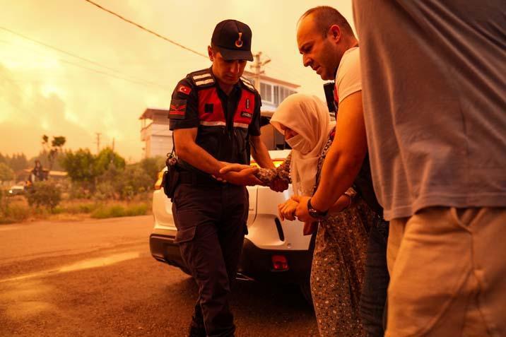 İzmir’in orman yangını 5 mahalle tahliye ediliyor