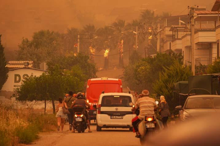 İzmir’in orman yangını 5 mahalle tahliye ediliyor