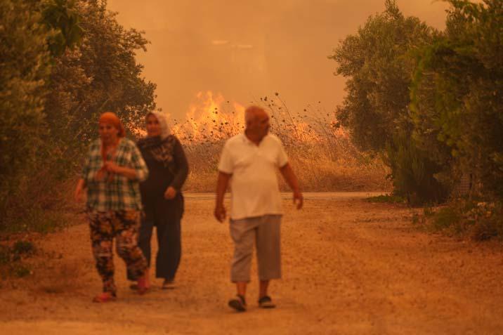 İzmir’in orman yangını 5 mahalle tahliye ediliyor