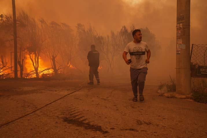 İzmir’in orman yangını 5 mahalle tahliye ediliyor
