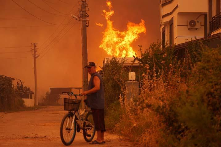 İzmir’in orman yangını 5 mahalle tahliye ediliyor