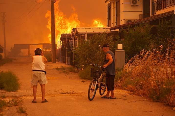 İzmir’in orman yangını 5 mahalle tahliye ediliyor