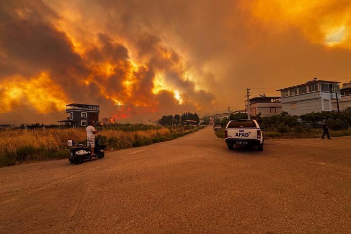 İzmir’in orman yangını 5 mahalle tahliye ediliyor