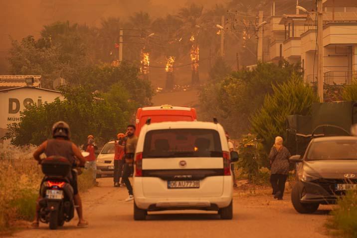 İzmir’in orman yangını 5 mahalle tahliye ediliyor