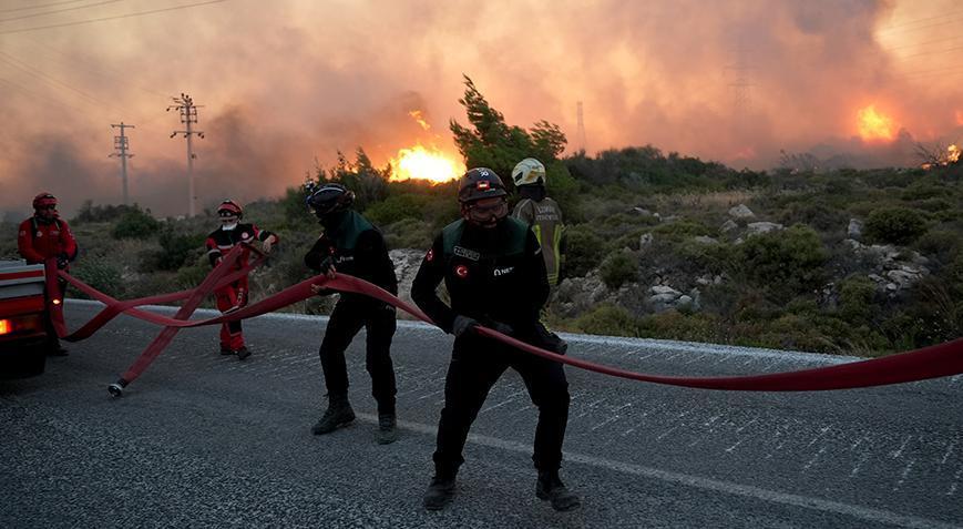 Çeşmede orman yangını Alevlerle mücadele sürüyor Çeşmede orman yangını Alevlerle mücadele sürüyor