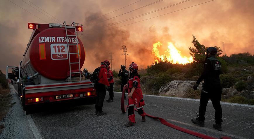Çeşmede orman yangını Alevlerle mücadele sürüyor Çeşmede orman yangını Alevlerle mücadele sürüyor