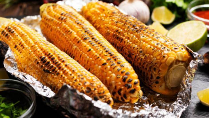 MANGALDA MISIR KÖZLERKEN KABUKLARINI SOYUYORSUNUZ MANGALDA MISIR KÖZLERKEN KABUKLARINI SOYUYORSUNUZ