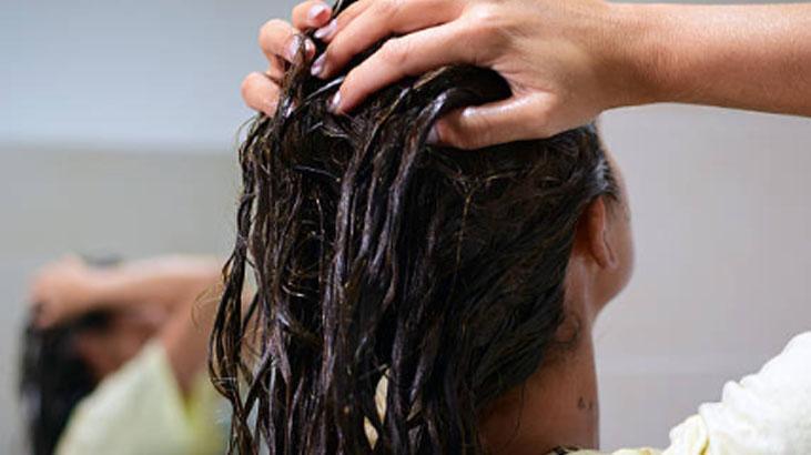 Saç boyasını unutturan mürdüm eriği 1 kaşığı tellere işliyor, gram akmıyor