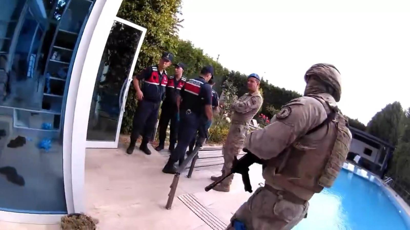 Jandarma Filmin sonu diyerek paylaştı Onlarca vatandaşı dolandıran şebeke böyle çökertildi Jandarma Filmin sonu diyerek paylaştı Onlarca vatandaşı dolandıran şebeke böyle çökertildi