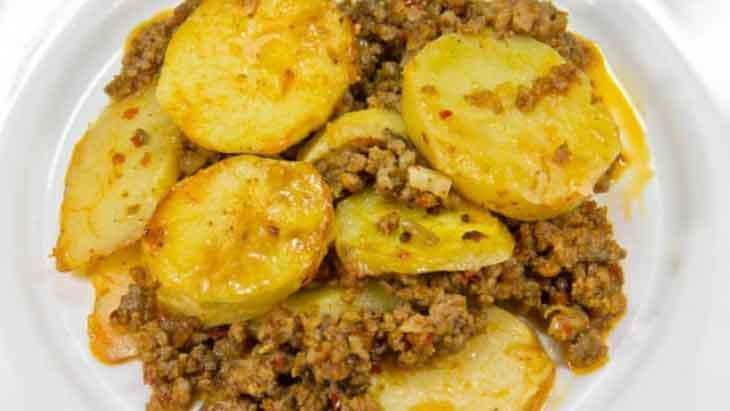 Akşama ne pişirsem derdine kıymalı patates yetişiyor Rende şart, suyunu çekince tamam Akşama ne pişirsem derdine kıymalı patates yetişiyor Rende şart, suyunu çekince tamam