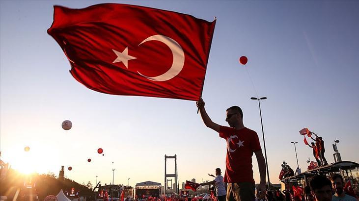 15 Temmuz Demokrasi Mücadelesi: Ünlü İsimlerden Vatan Sevgisiyle Destek Mesajları