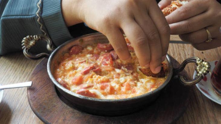 Kahvaltıda tabak sıyırtan menemen tarifi Ekmek banmaya doyamayacaksınız Kahvaltıda tabak sıyırtan menemen tarifi Ekmek banmaya doyamayacaksınız