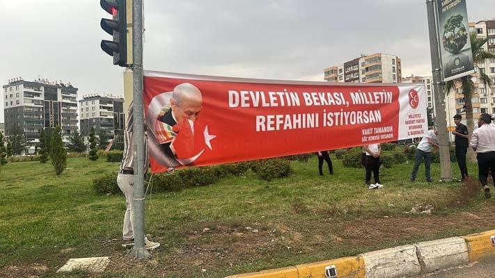 Diyarbakır surlarına MHP ve Türk bayrakları asıldı... İşte görüntüler